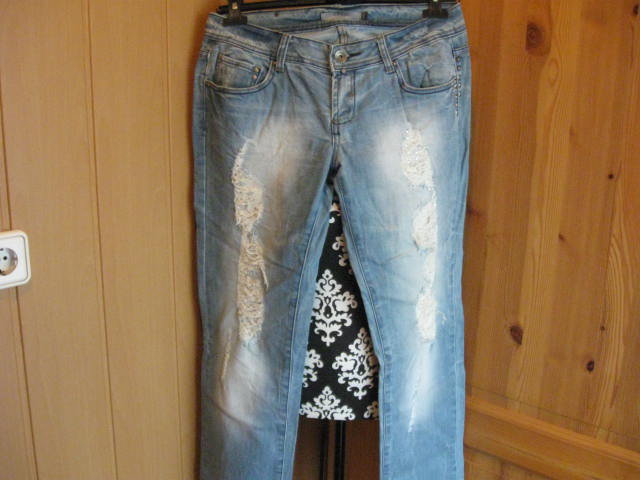 *** Risse Jeans mit Steinchen ***
