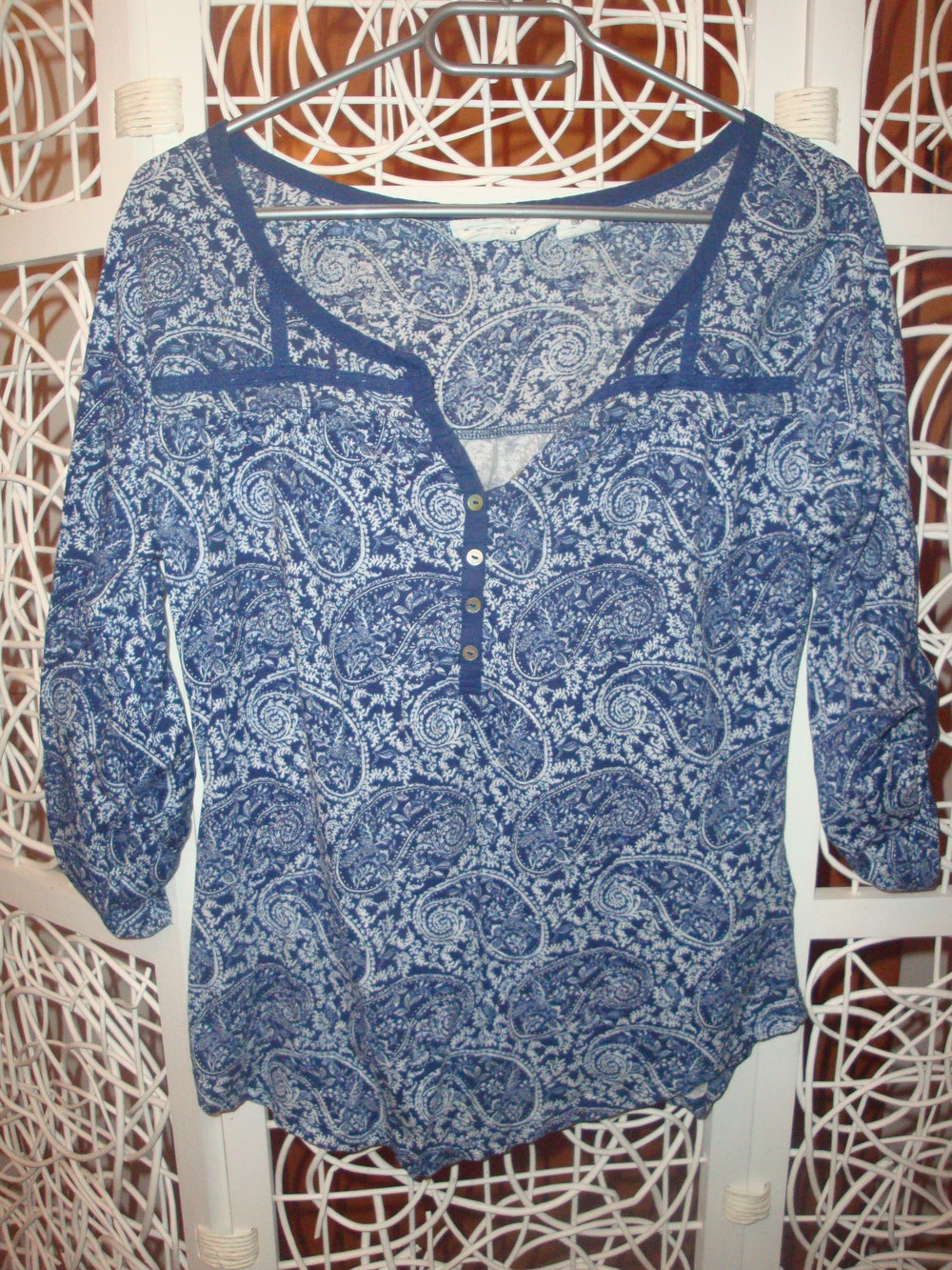 blau-weiß gemustertes Blusenshirt