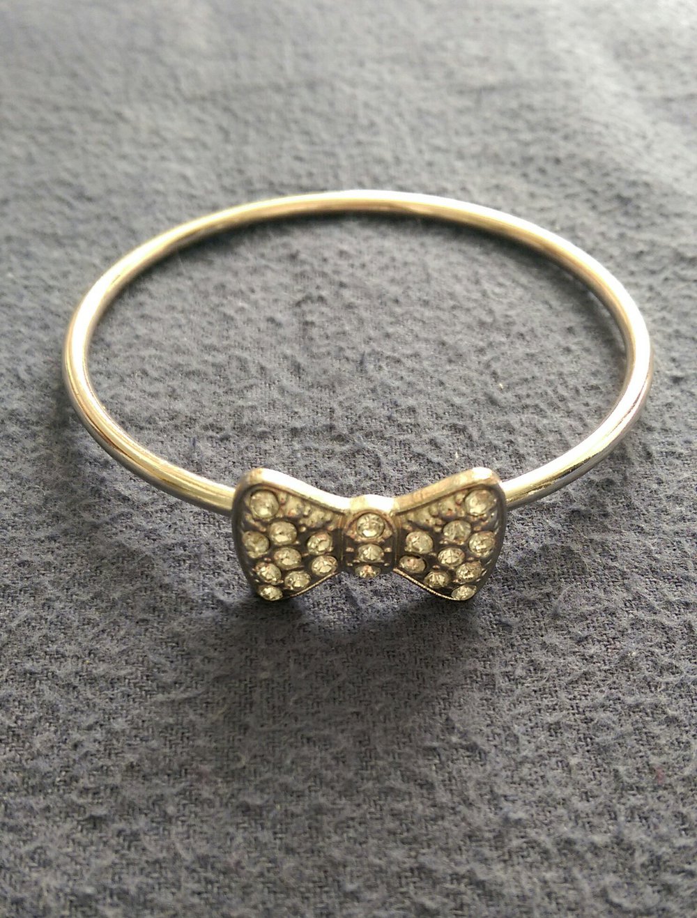 Armreif mit Schleife und Strasssteinen