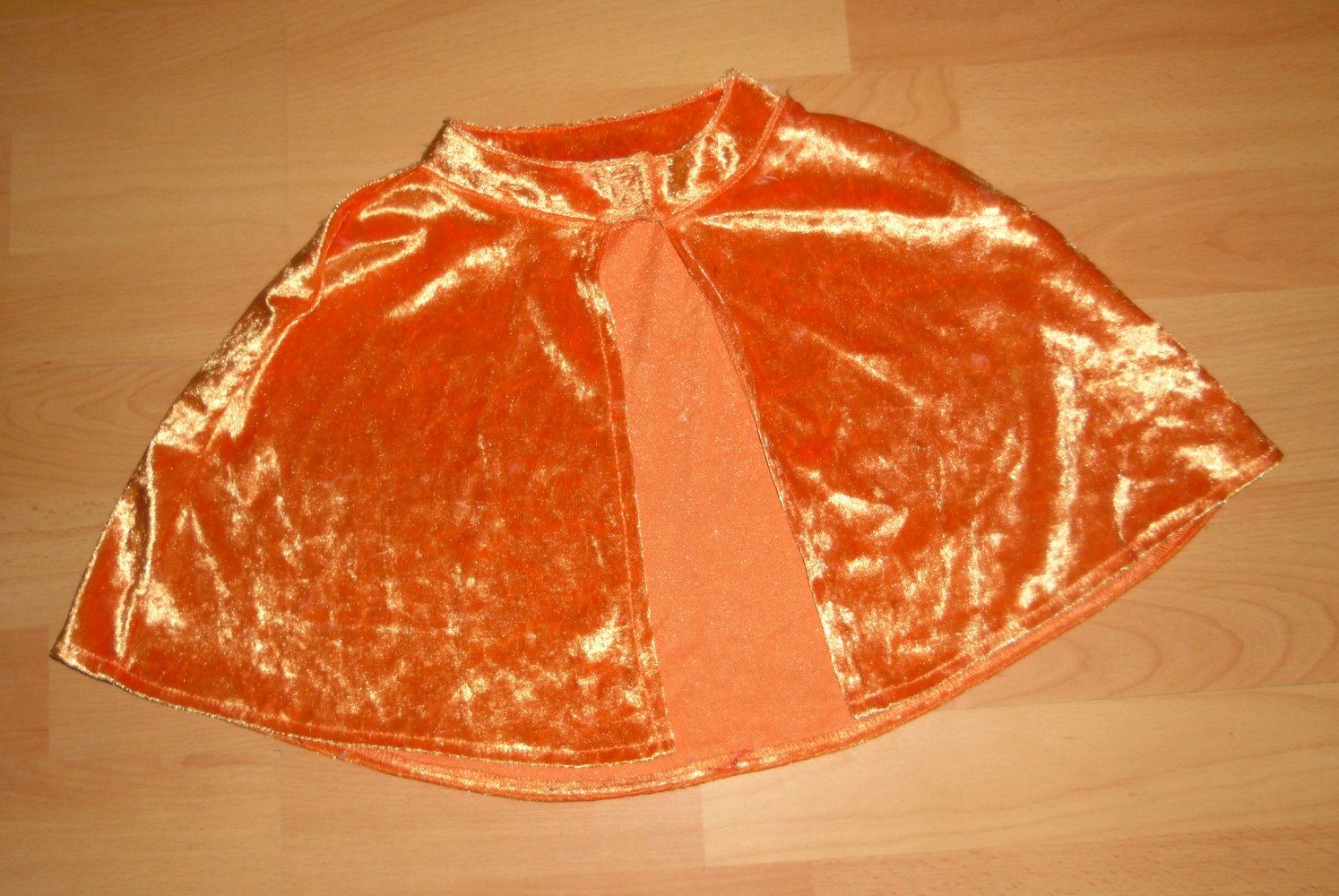 TU/ Engl.- schönes Cape ( Kürbis) Gr.5-7y ca 110-122, schon früher