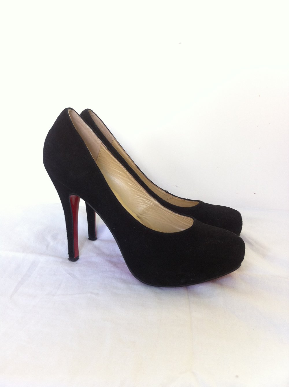 schwarze Pumps mit roter Sohle