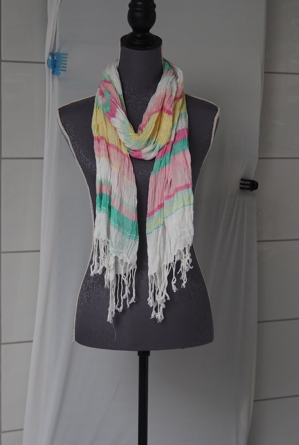 Bunter Knitterschal in weiß und mit Fransen