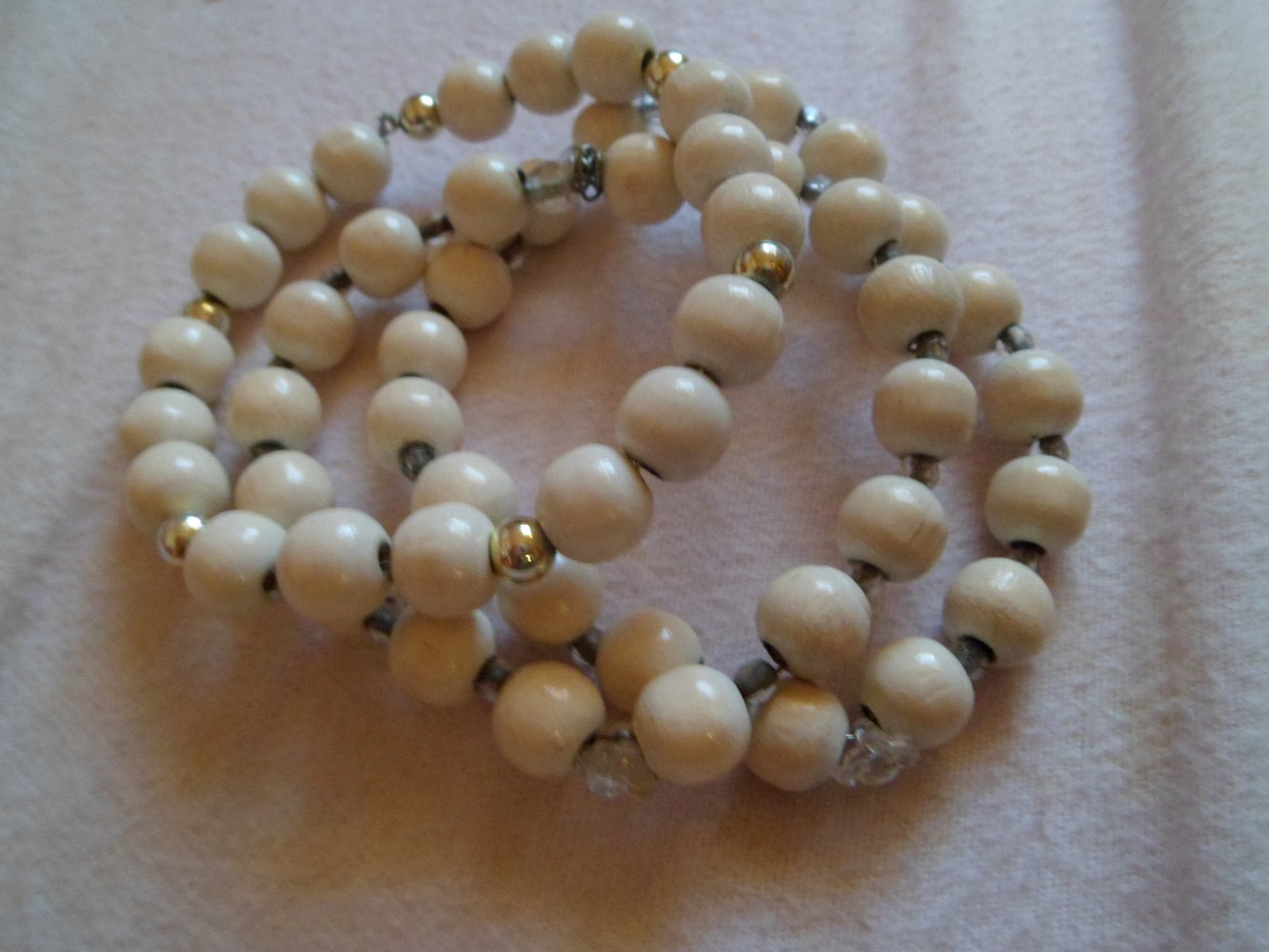 Armreifen aus weißen Holzperlen