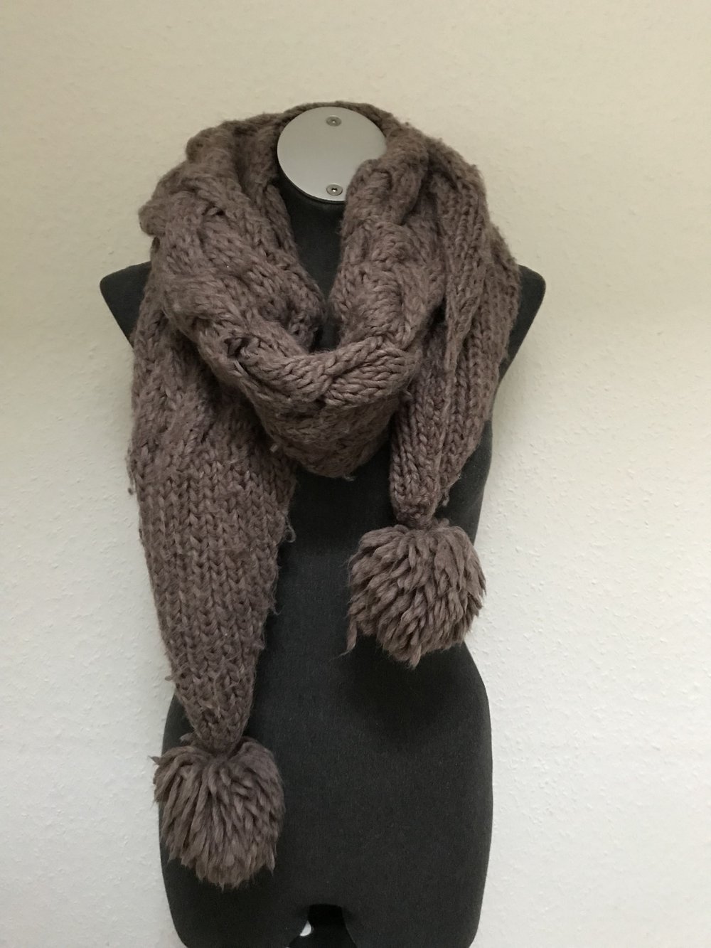 Strickschal mit Bommeln