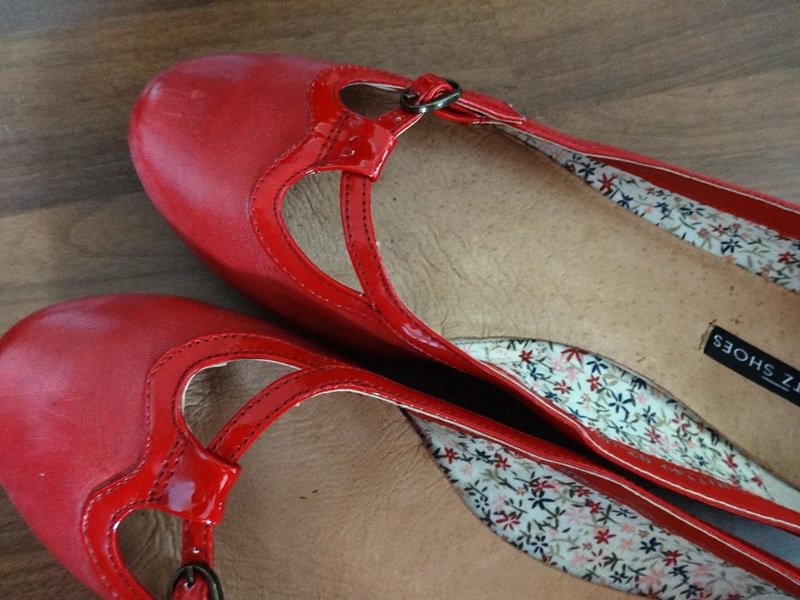 rote Ballerinas aus Leder