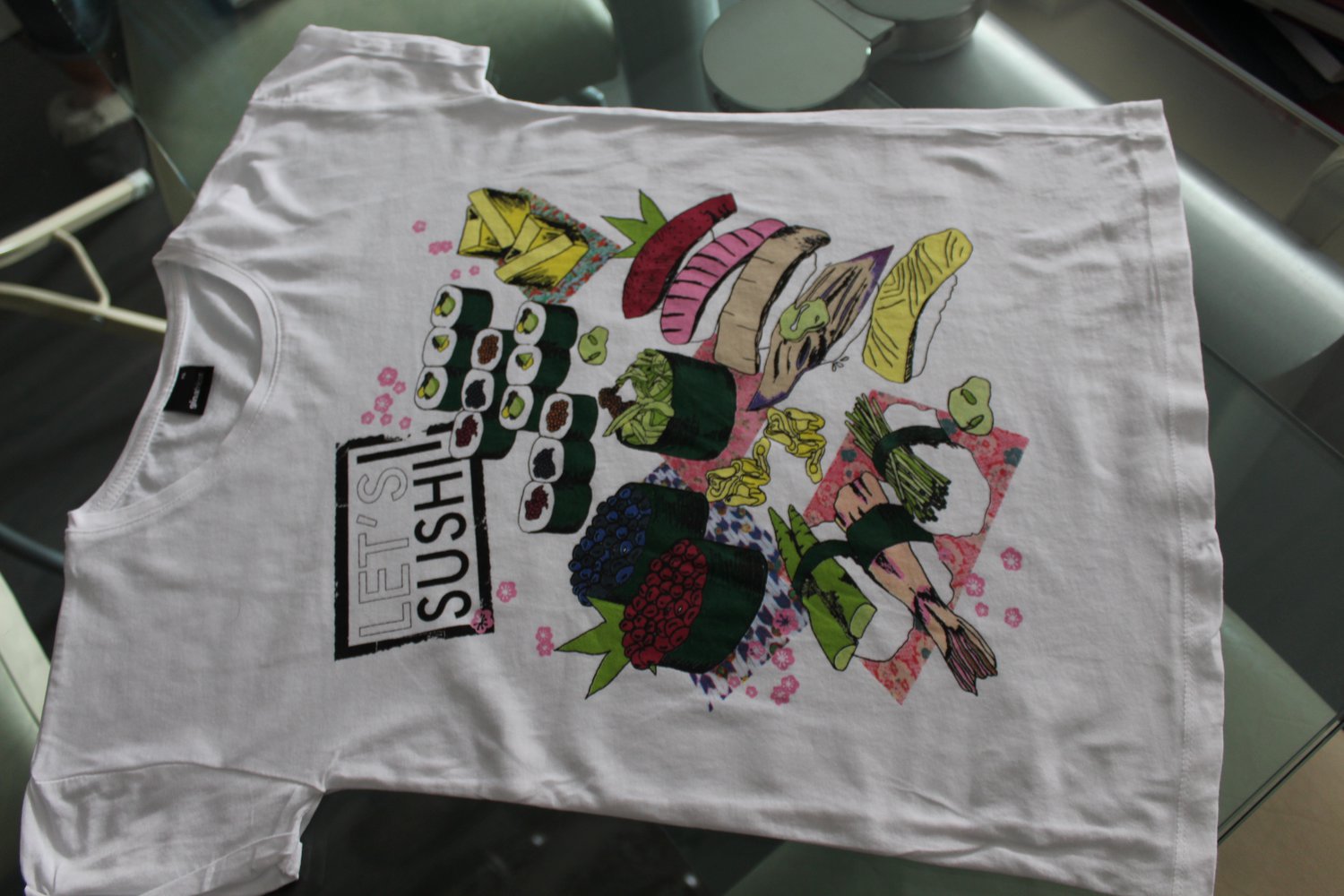 T-Shirt mit Sushi
