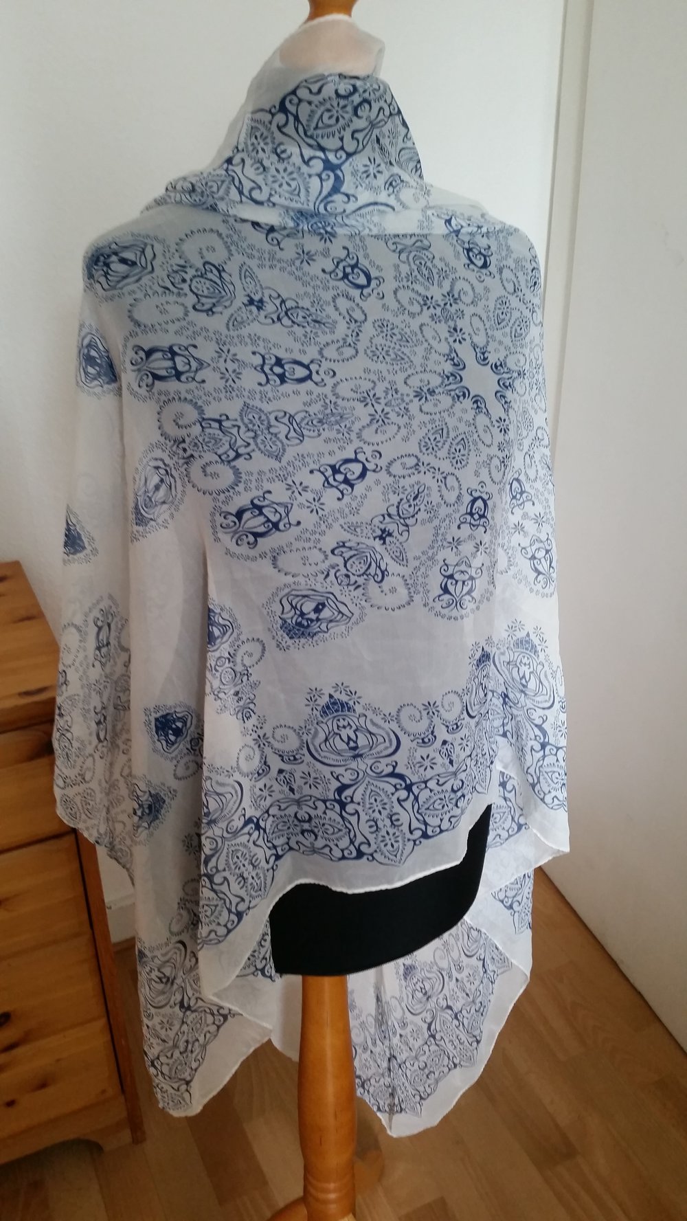 Tuch mit Ornamentmuster