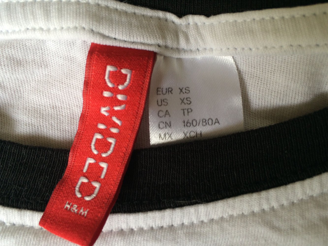 Weiß schwarzes crop top mir Aufschrift 