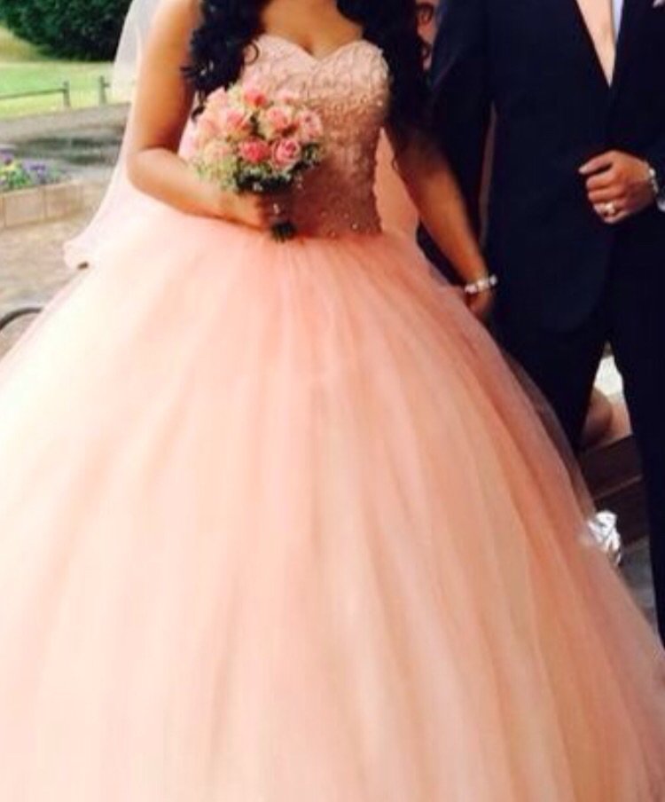 Schönes Prinzessin- Verlobungskleid