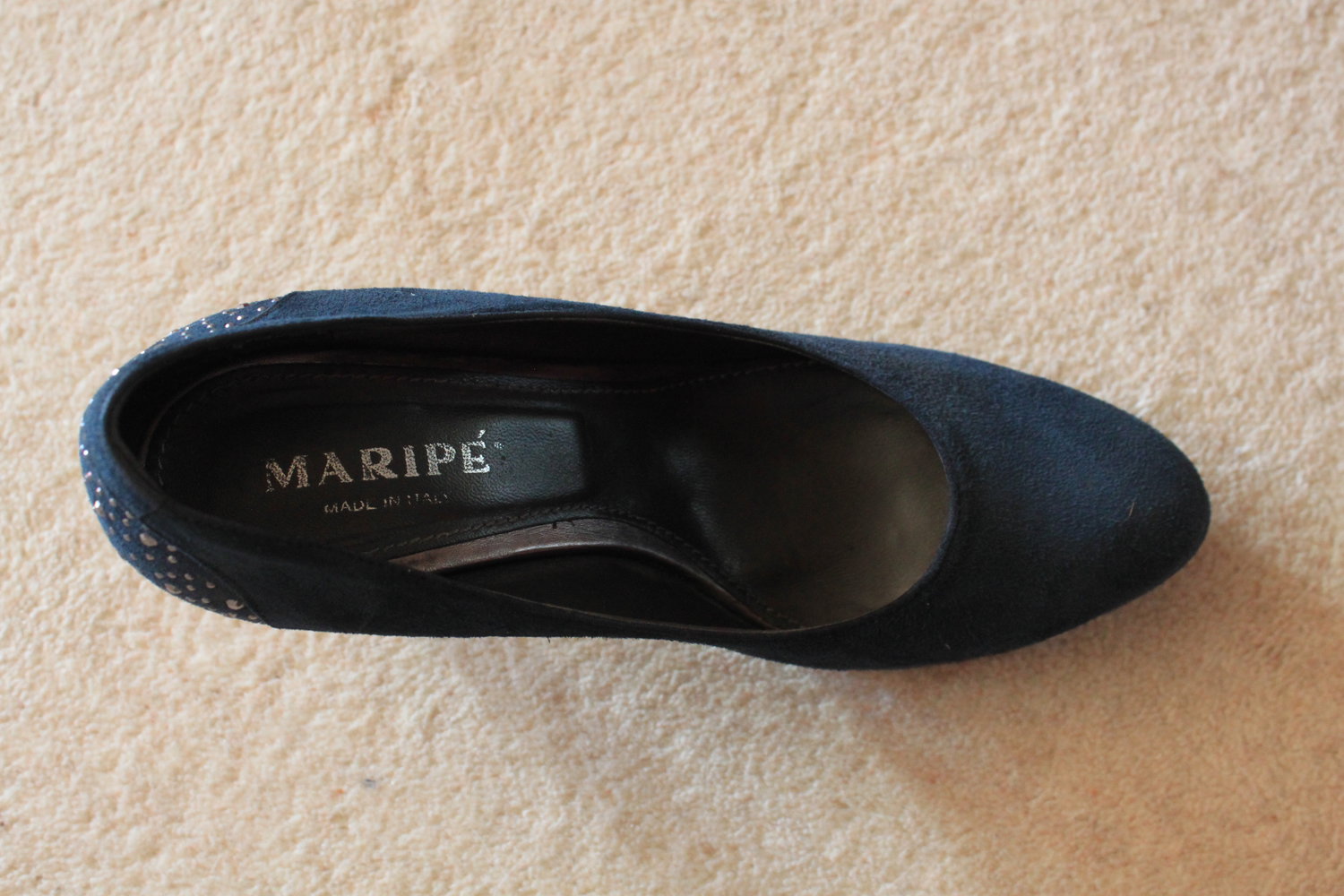 Blaue Pumps mit Strass an Fernse und Absatz von Maripé