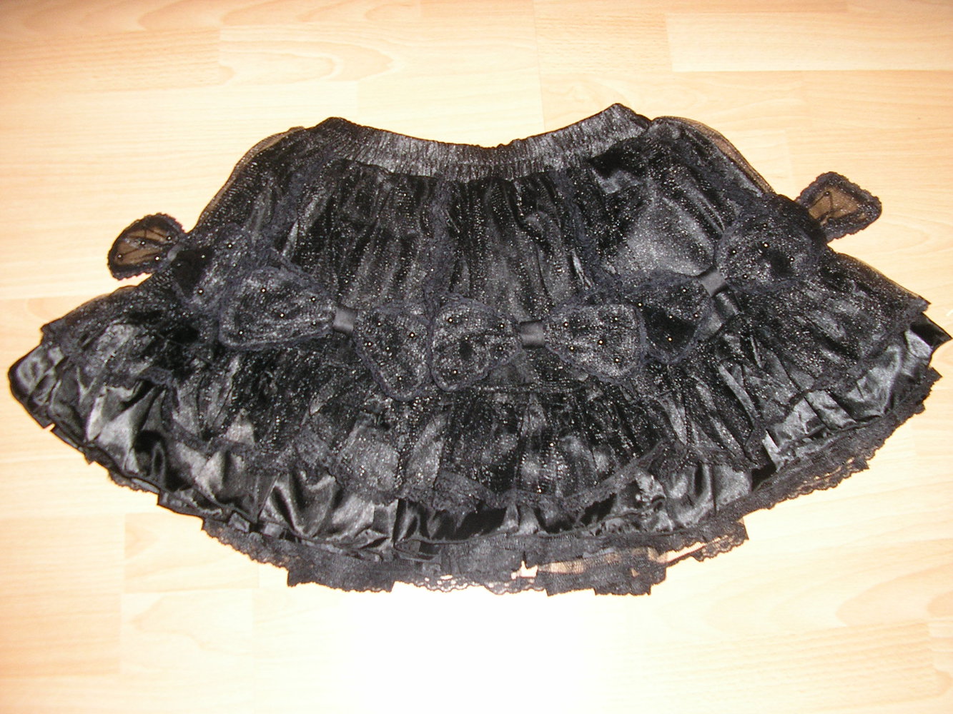 kurzer Rock mit Schleifen und Perlen Gothic