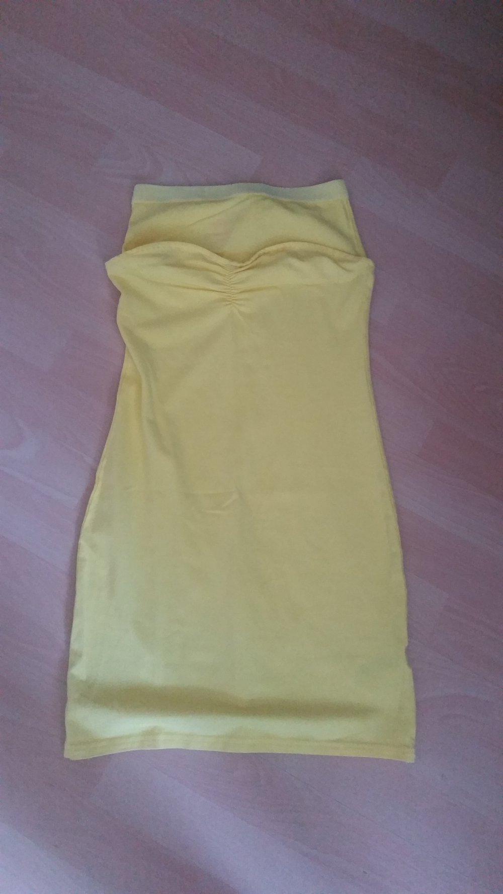 Gelbes kurzes Schlauch-kleid