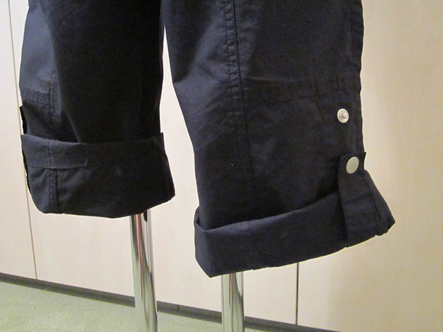 Schwarze 3/4-Hose von She mit vielen Details