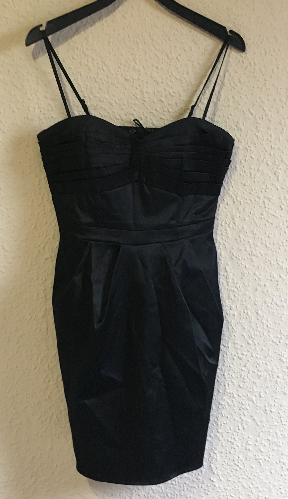 Kurzes schwarzes Kleid