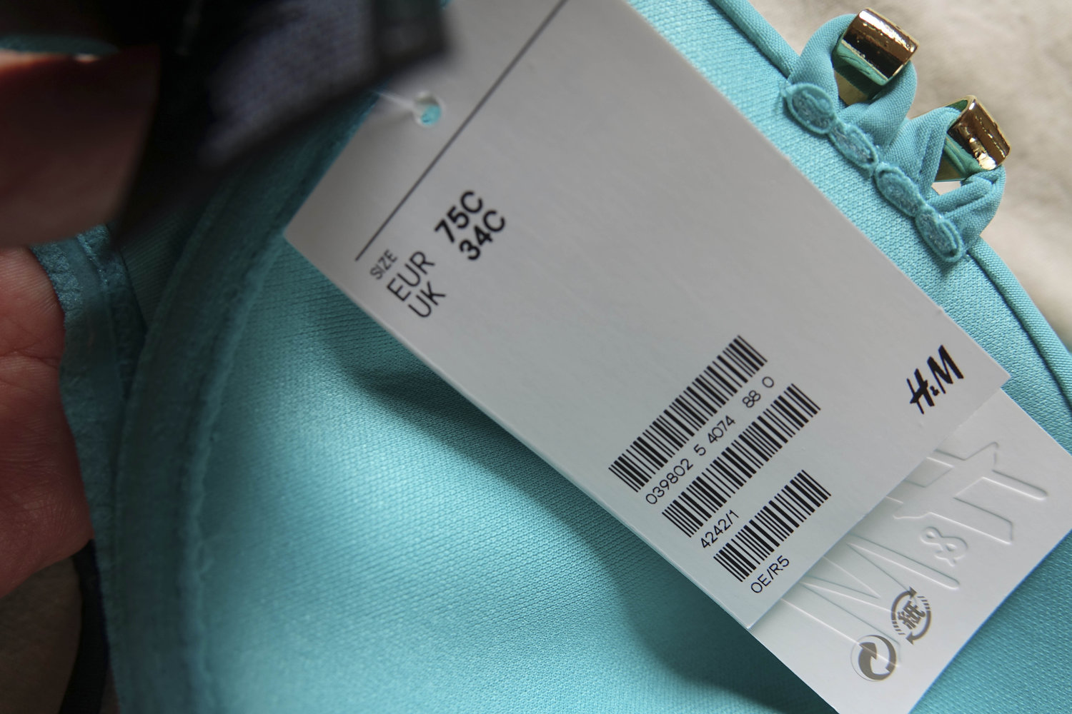 Schicker Türkisfarbener Bikini mit goldenen Accessoires NEU