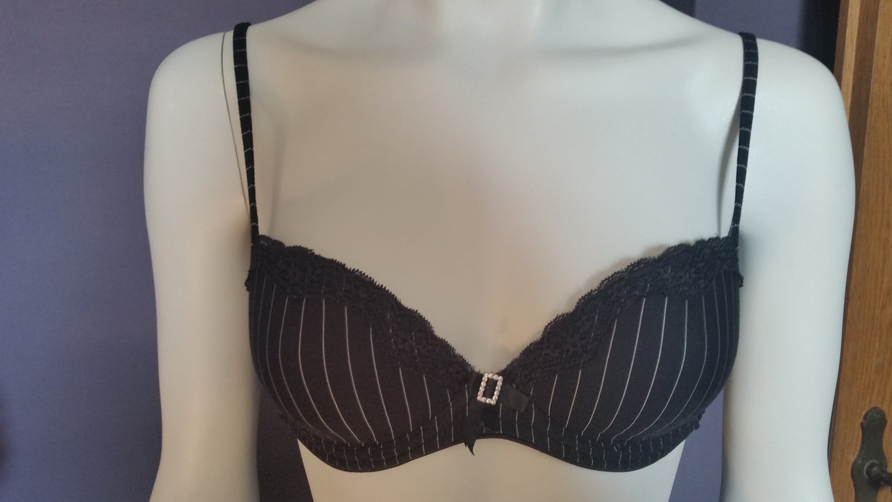 schwarzer BH mit weißen Nadelstreifen