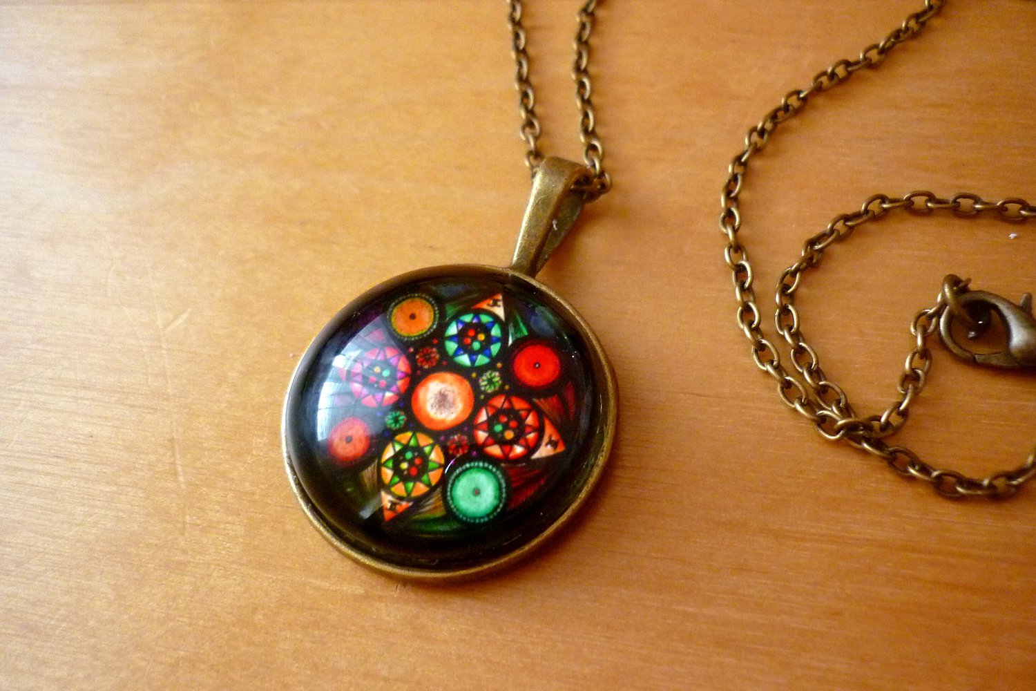 Kette Mandala schwarz bunt Fenster Glas Kirche Gothic Gotik Vintage rund kirchenfenster