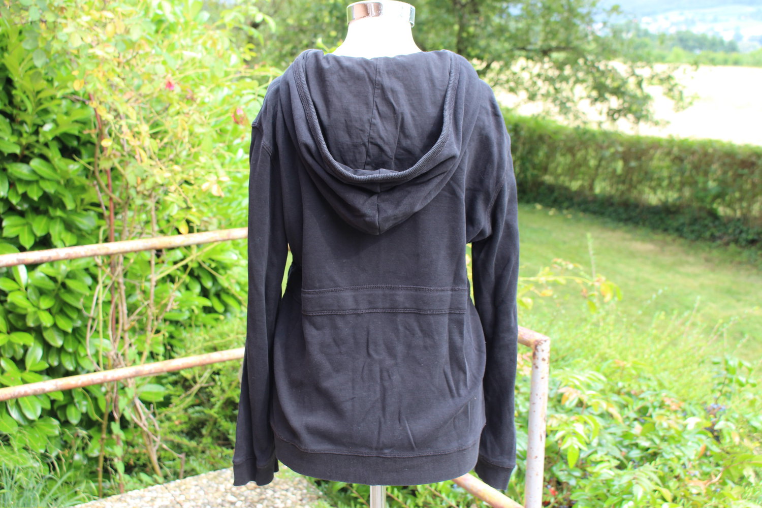 schwarzer Hoodie detaillreich