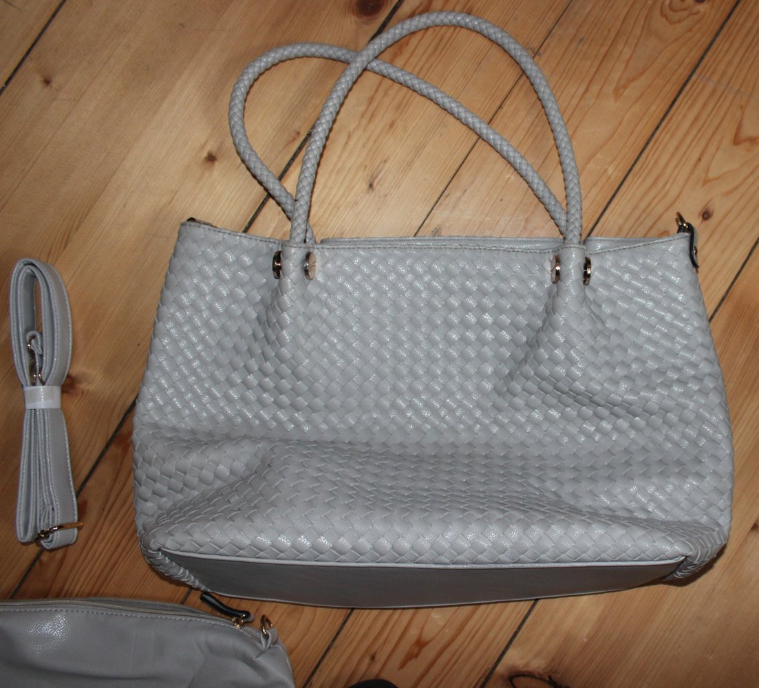 „gewebte“ Sommertasche in hellgrau aus Kunstleder