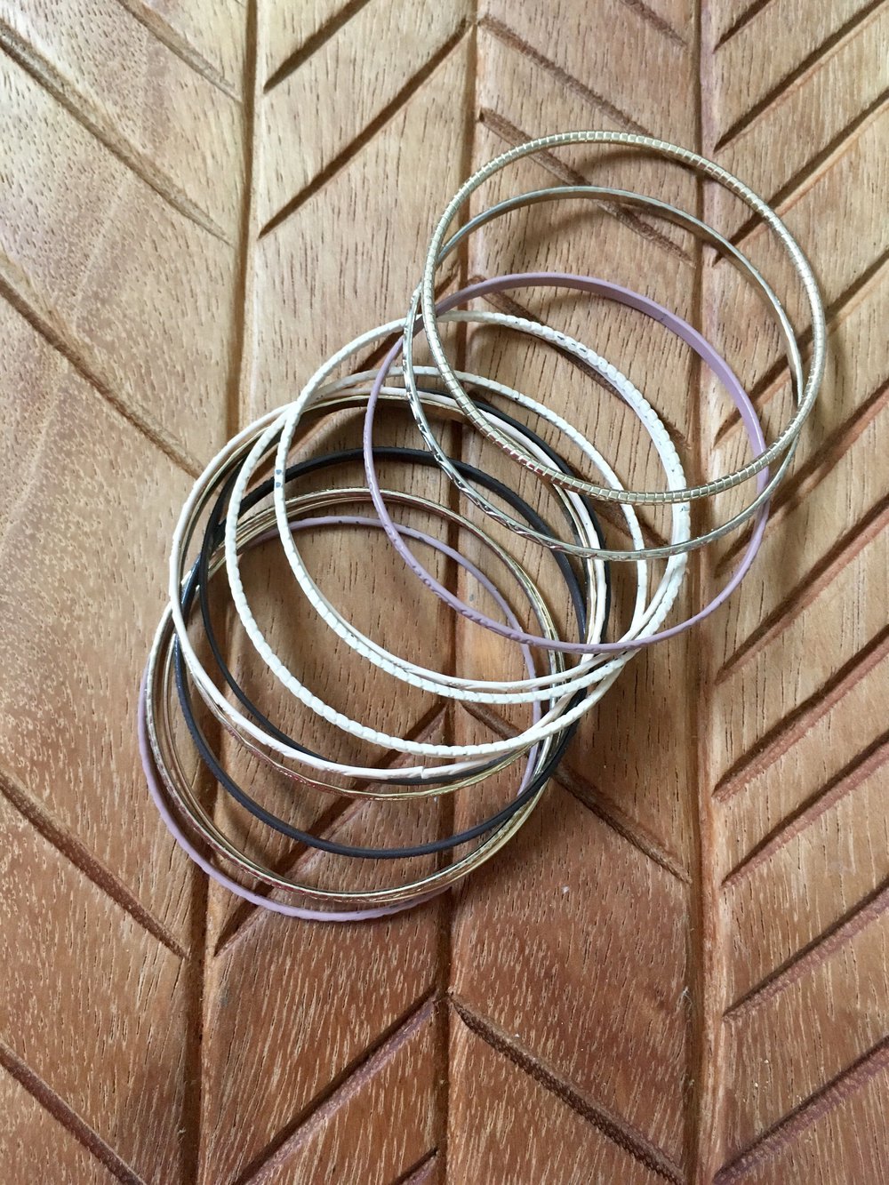 Armreifen Armbänder Set nude Gold Pastell rose Farben

Nie getragen
Leichte Aufbewahrungsspuren