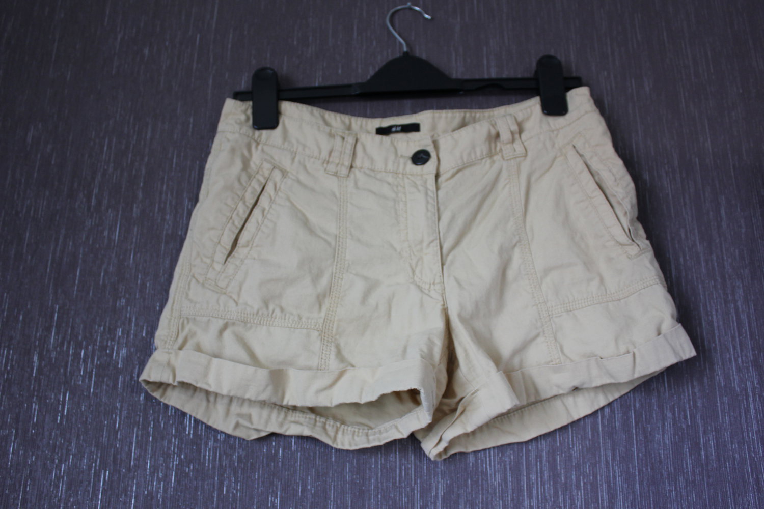 beige Shorts