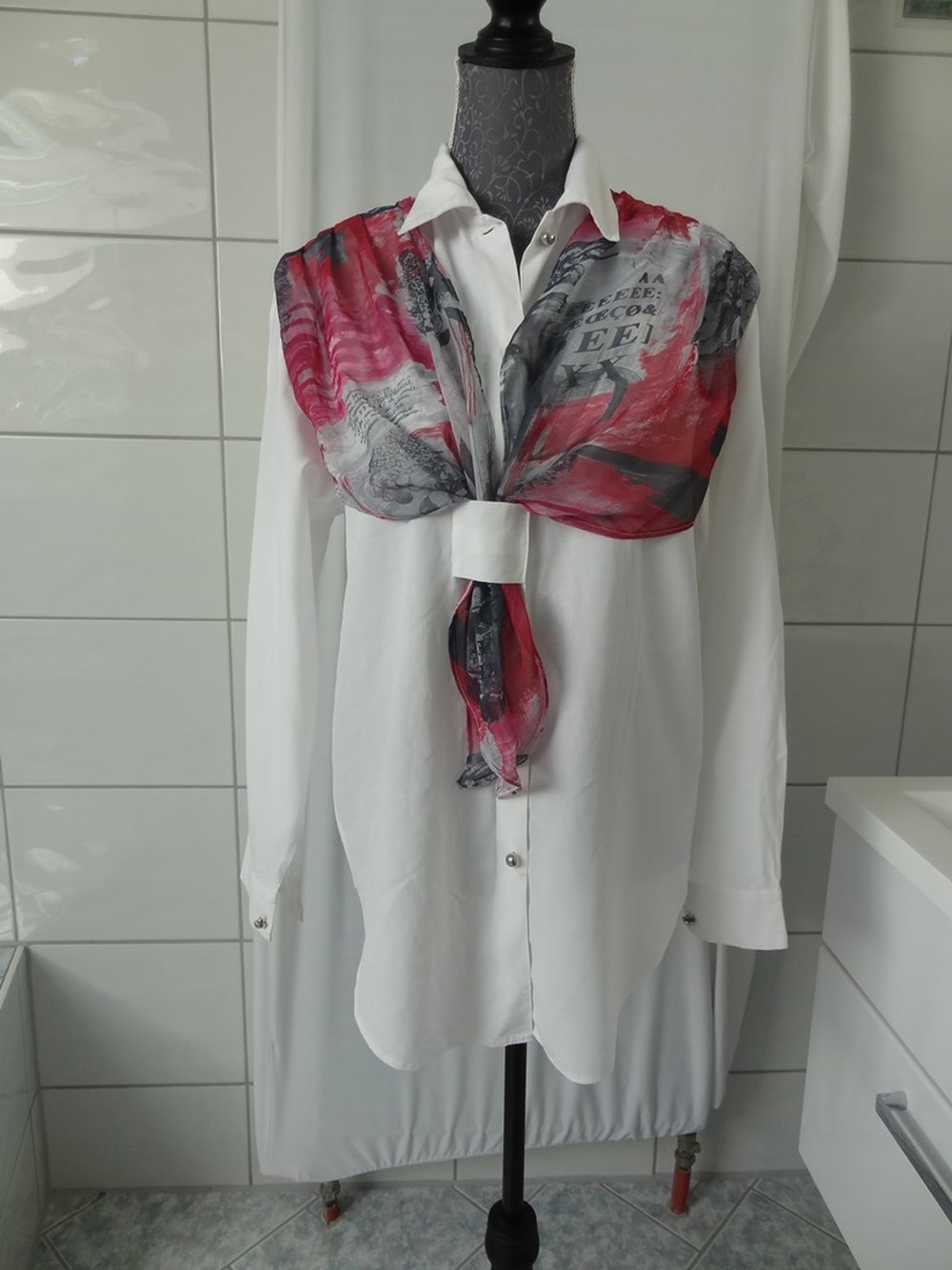 Schicke Bluse mit angenähtem Tuch in Gr. M