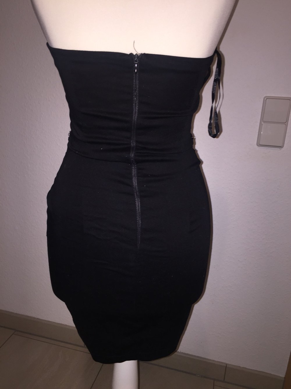 Sehr schönes schwarzes Mini mit Strasssteinen 