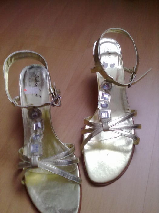 goldene Sandalen