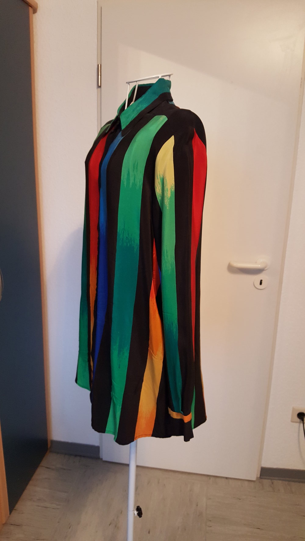 366. Bunte Seidenbluse, Gr. 38-40