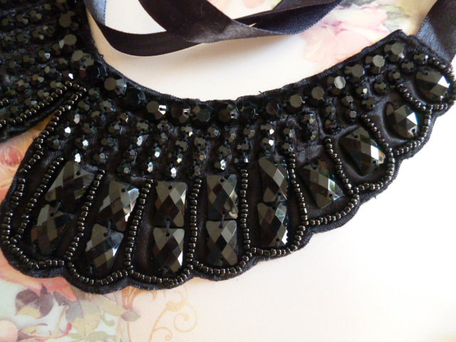 Kragen schwarz Steine edel Statement