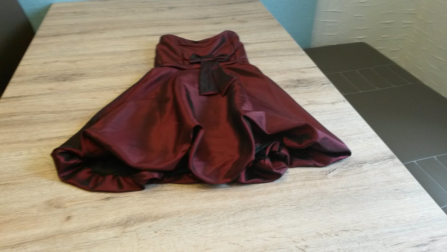 Weinrotes Cocktailkeid 