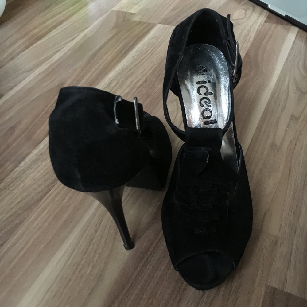 Schwarze Peep-Toes mit Rüschen