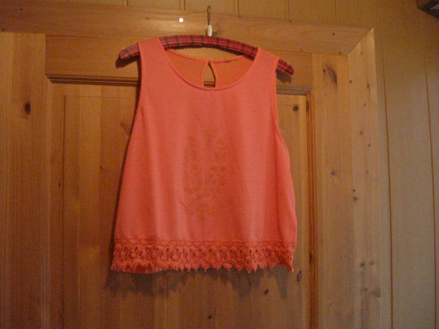 *** Tolles Top mit dezenten Brustdruck ***