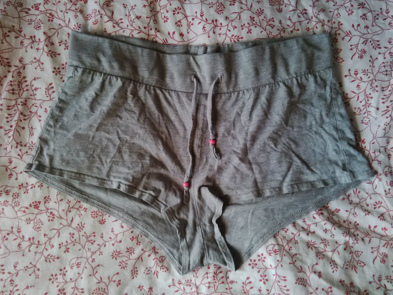Grau melierte Sweatshorts mit pinken Perlen (optional)