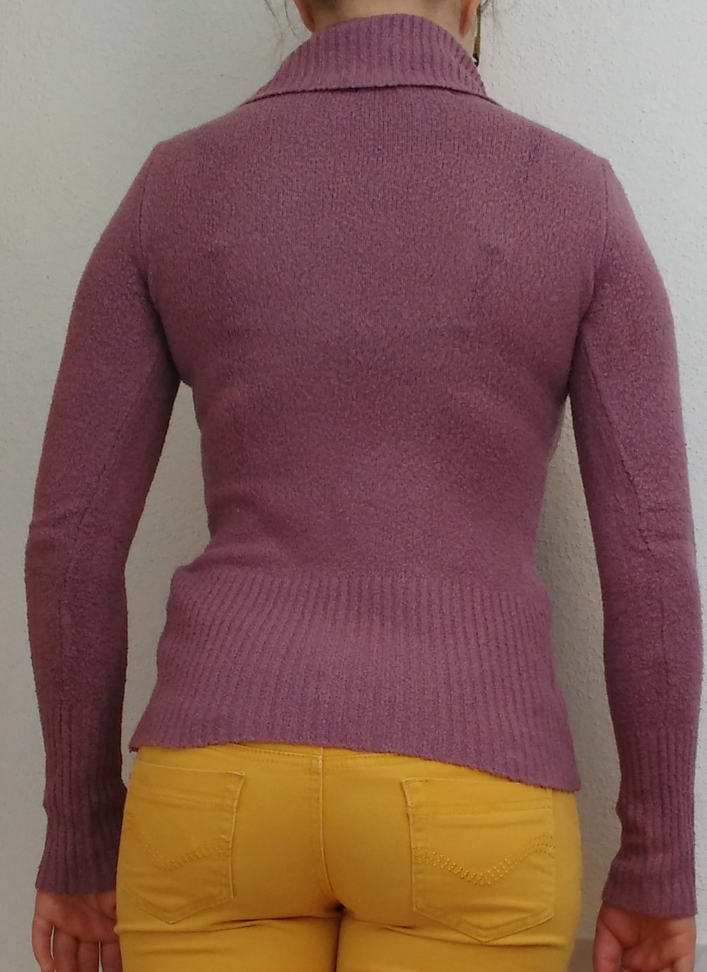 violetter Strickpullover