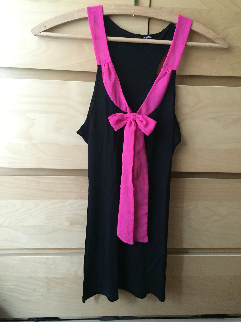 Schwarzes Top mit pinker Schleife