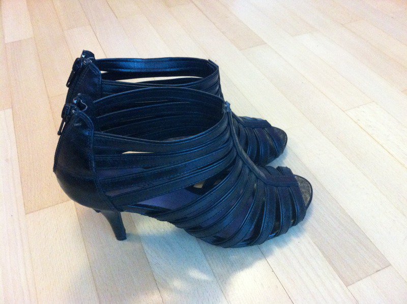 schwarze offene hohe Schuhe