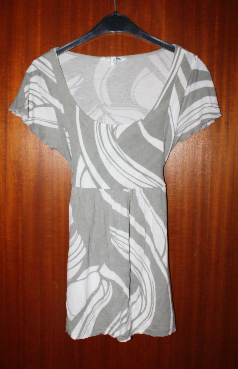 schönes Babydoll Oberteil in grau weiß