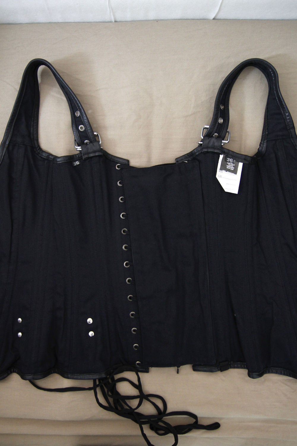 Vollbrust Schnürkorsett aus Nappa Leder mit Reißverschluss und Ösen - Gothic