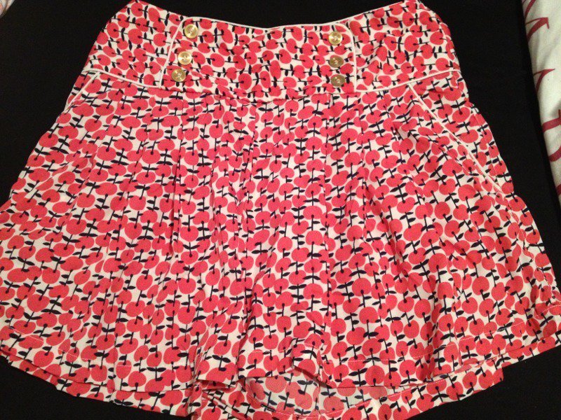 Rock/Hose mit rosanem Muster und goldenen Knöpfen