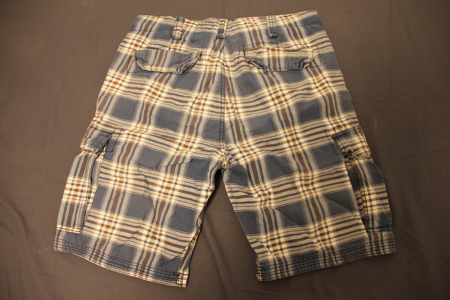 Blau karierte Shorts