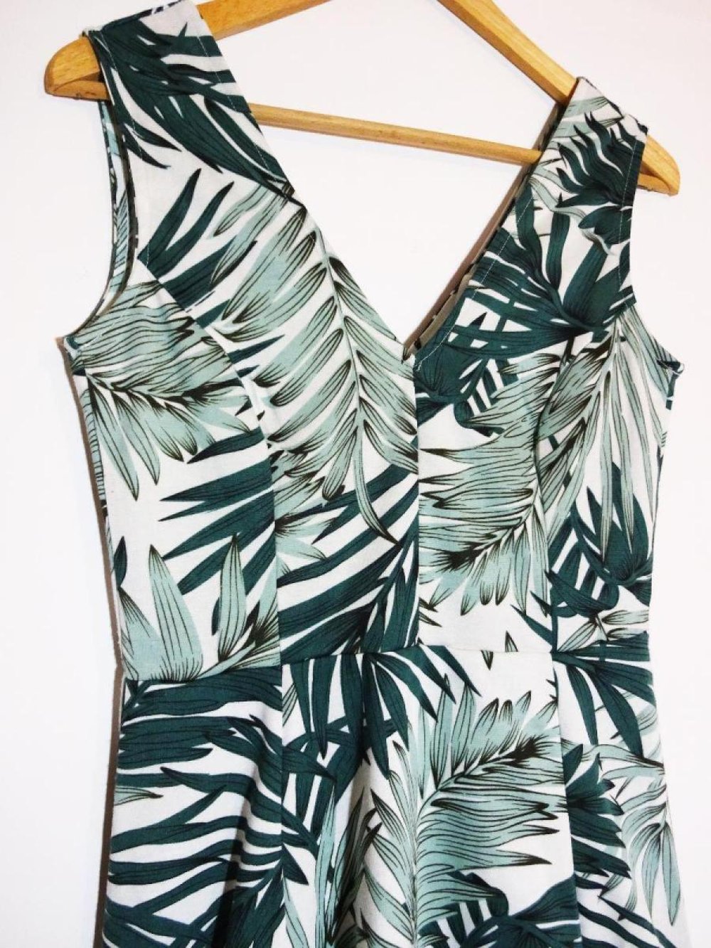 Tropisches Sommerkleid mit V-Ausschnitt und Rückenausschnitt Gr. M Gr. 40