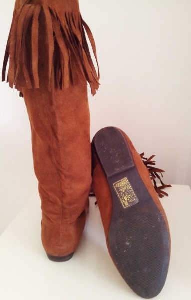 Braune Stiefel mit Fransen und goldenen Applikationen