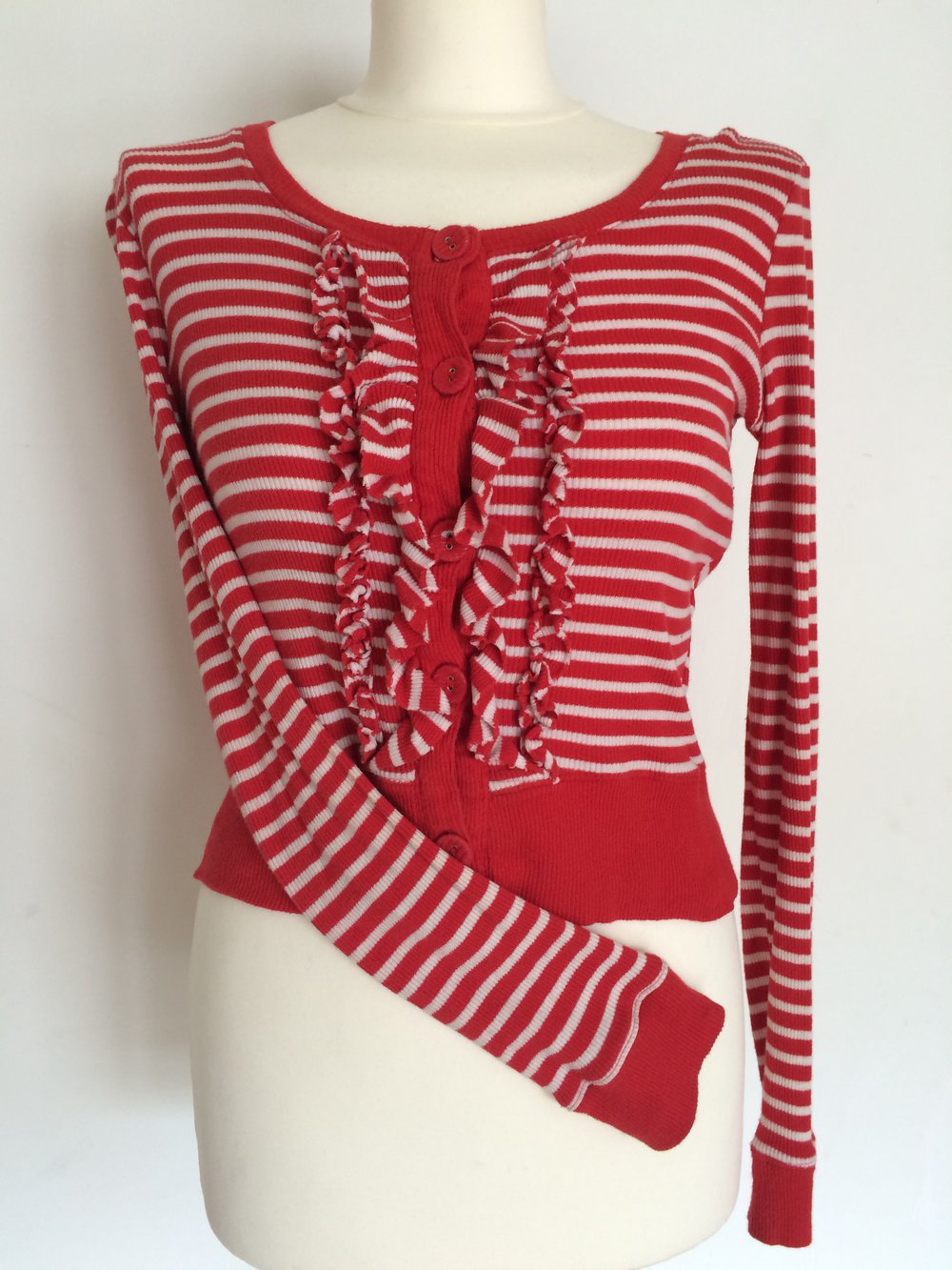 rot weiß gestreifter Cardigan mit Rüschen