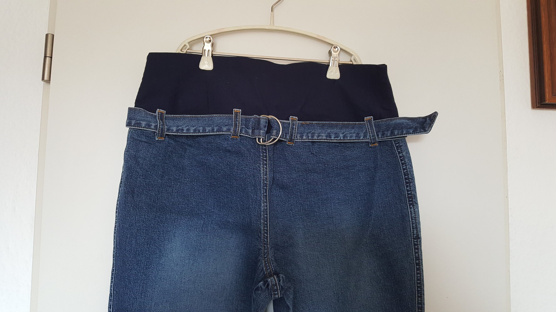 454. Umstands-Jeans mit Gürtel, Gr. 40, blau