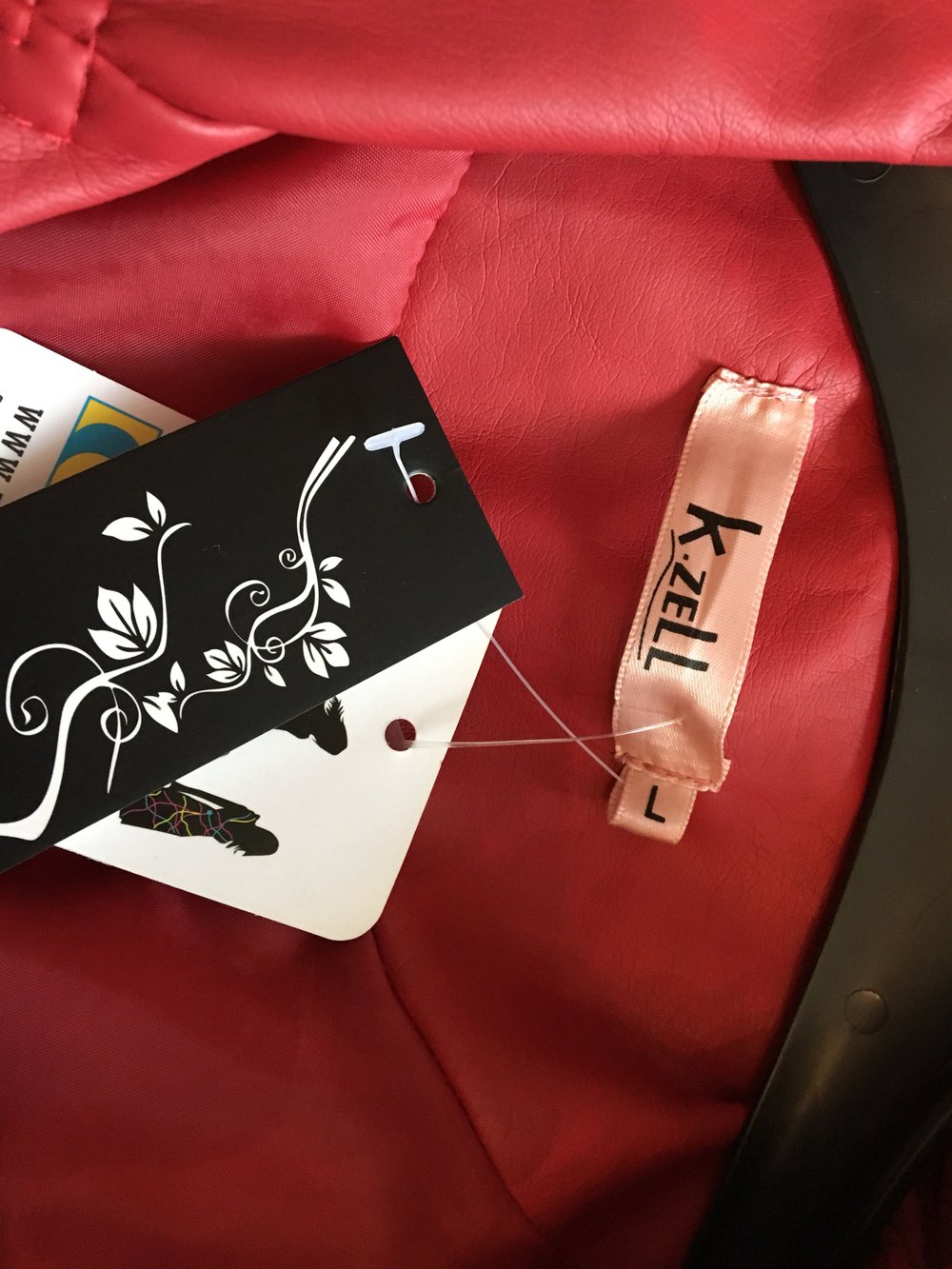 Neue rote Kunstlederjacke