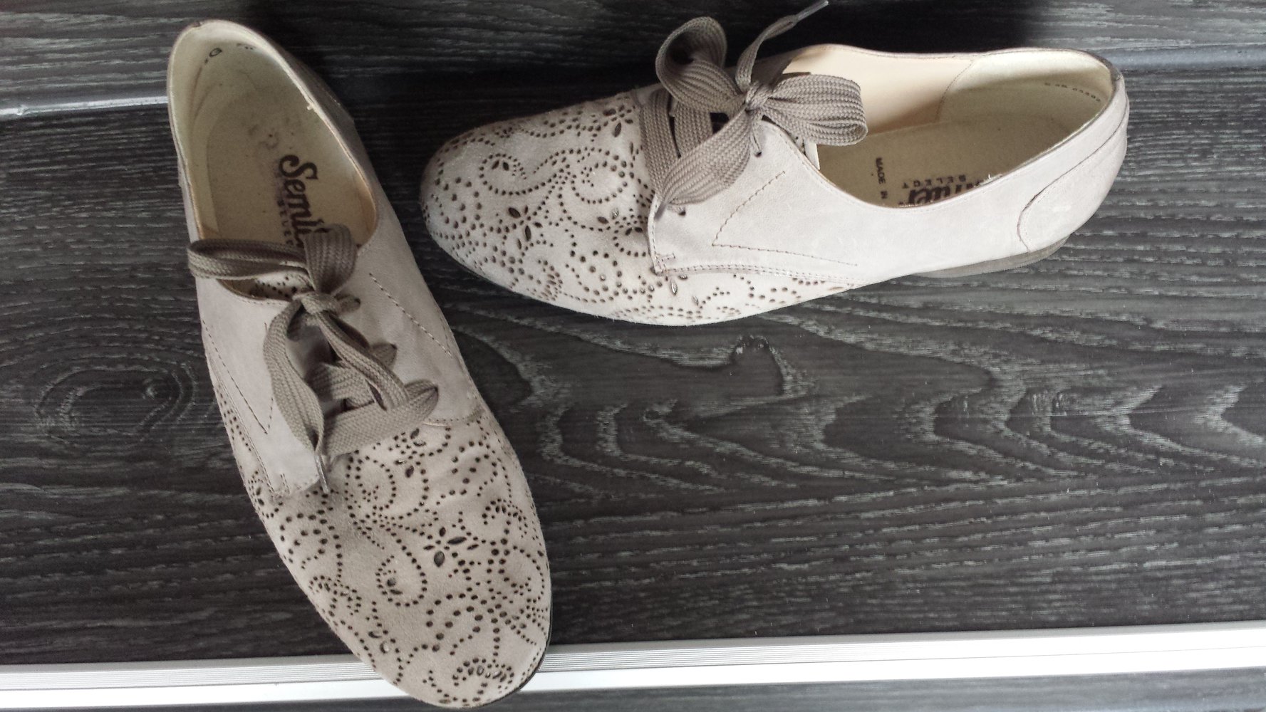 Beigefarbener Schnürer 