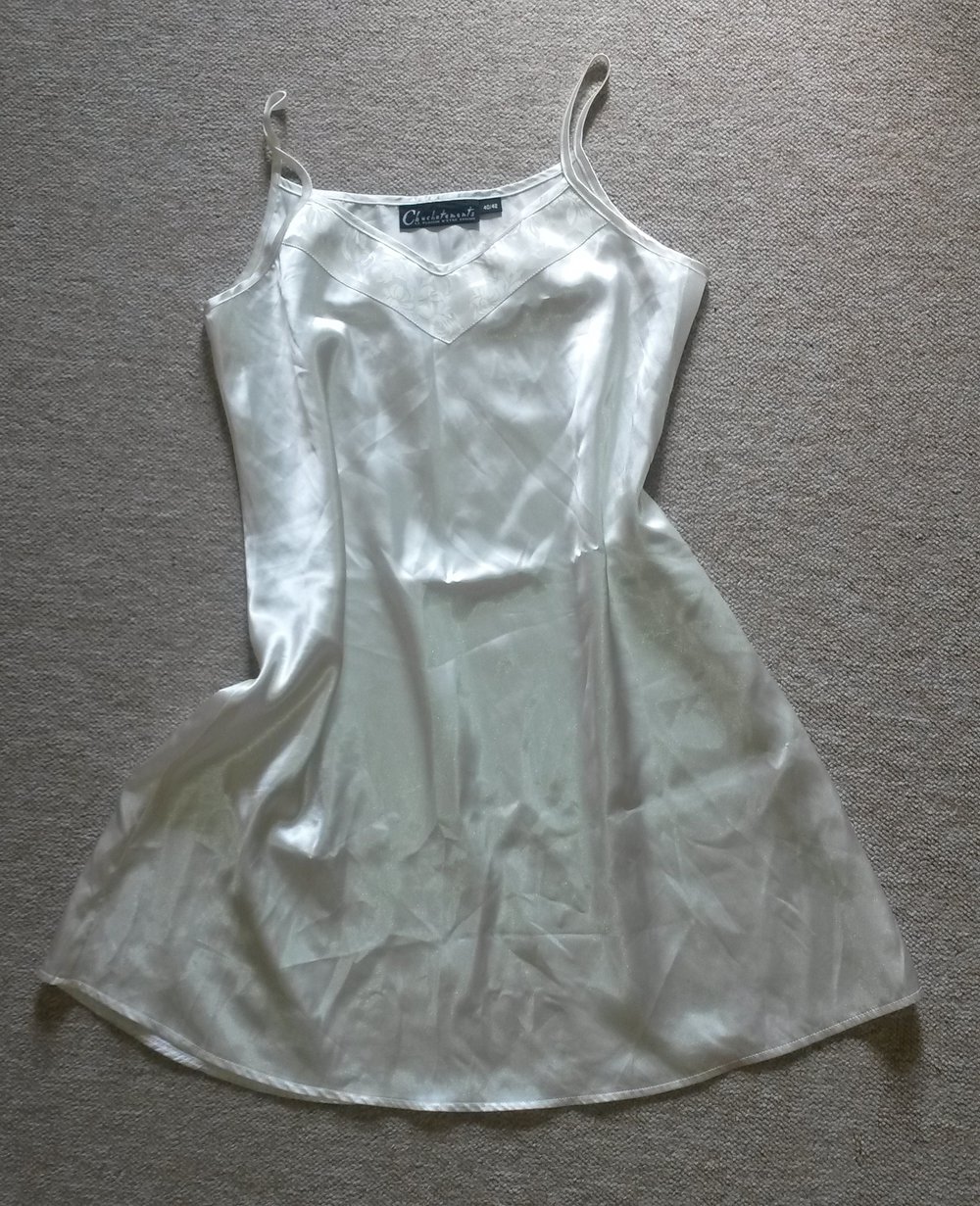 Satin-Nachthemd mit schöner Bordüre am Dekollete 40/42