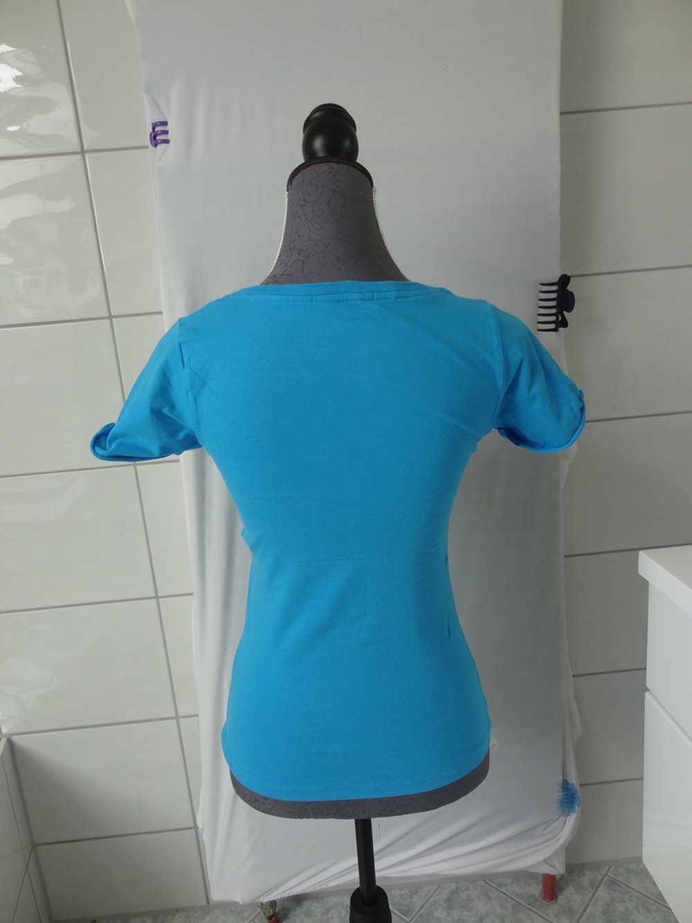 Blaues T-Shirt mit silberner Aufschrift 