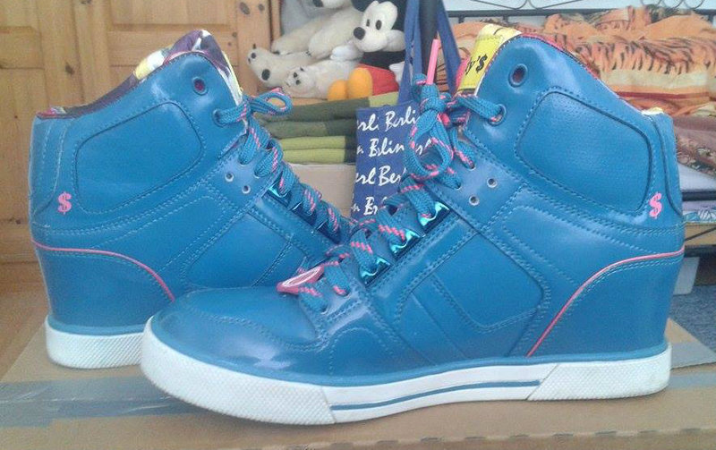 blaue glänzende sneaker mit absatz